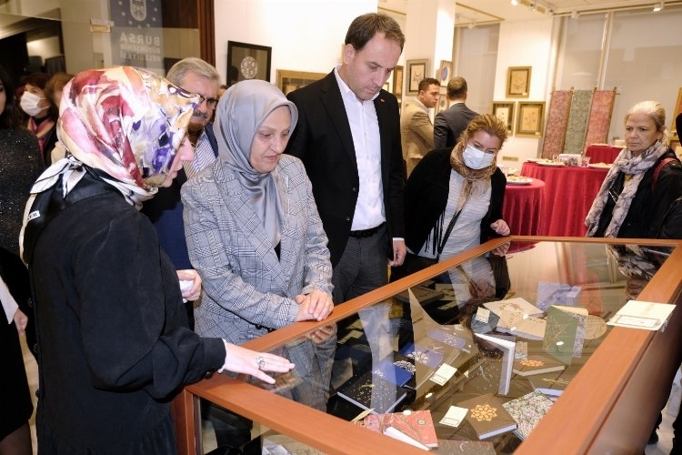 Bursa'da 'Nakşı Ebru' sergisi açıldı.