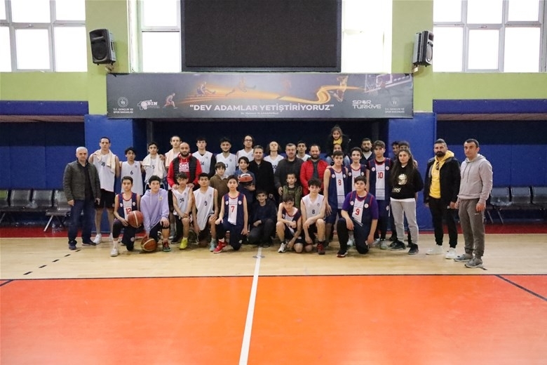 ARTVİN – ARDAHAN BASKETBOL TAKIMLARI ARASINDA HAZIRLIK MAÇI