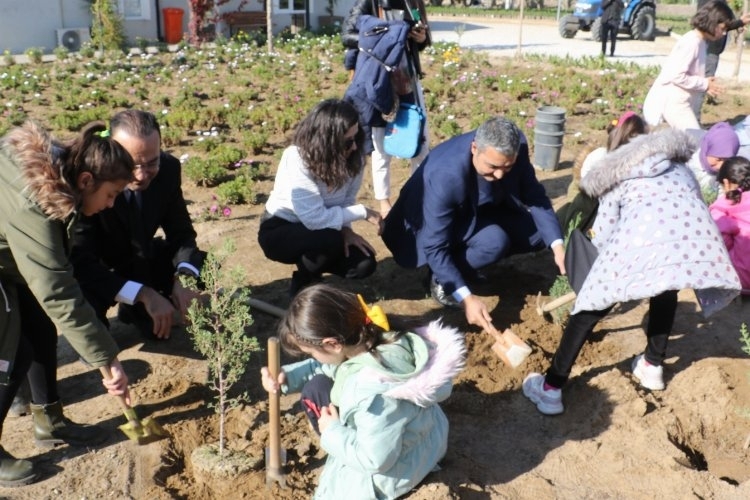 Manisa'nın minik elleri fidan dikti doğaya katkı sağladı.