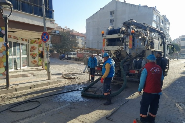 Manisa'da yağmur suyu ızgaraları ve kanalizasyon hatları temizlendi