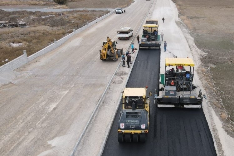 Çorum'da Akpınar Caddesi asfalt serim çalışmasına başladı.
