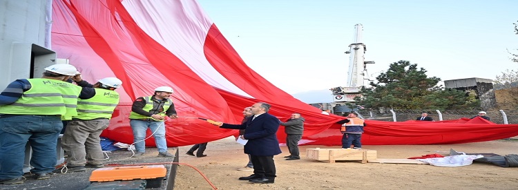 Bursa'da 600 metrekarelik Türk bayrağı göklere çekildi