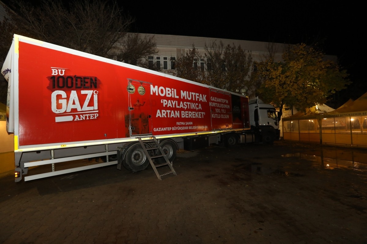MOBİL YEMEK TIRI 17 GÜN BOYUNCA TOPLAMDA 20 BİN ÖĞRENCİYE HİZMET VERDİ