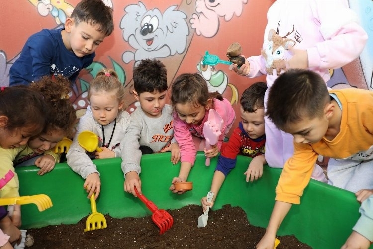 Mudanya'da çocuklar toprak havuzda arkeolojik kazı deneyimi yaşadı