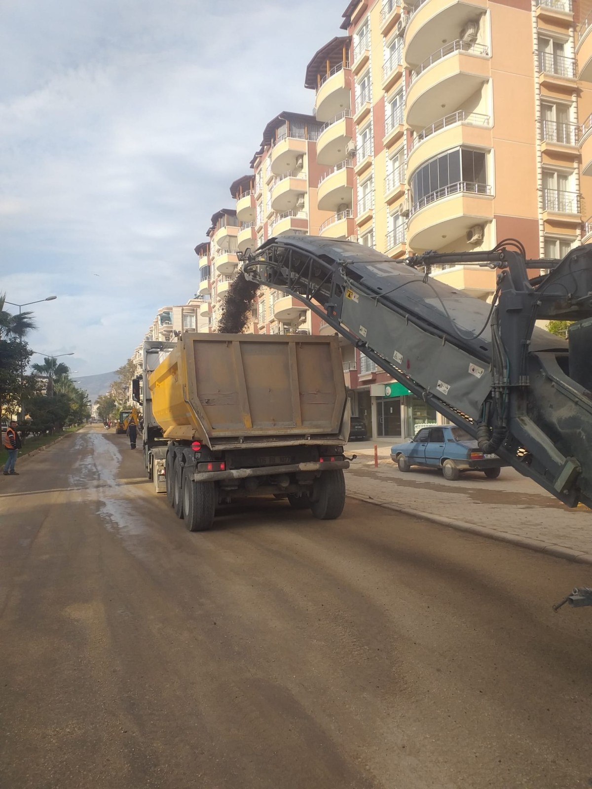 HATAY BELEDİYESİ'DEN  KIRIKHAN VE SAMANDAĞ’A BETON ASFALT
