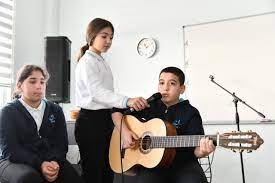 Yeni açılan müzik sınıfıyla öğrenciler enstrümanlarına kavuştu
