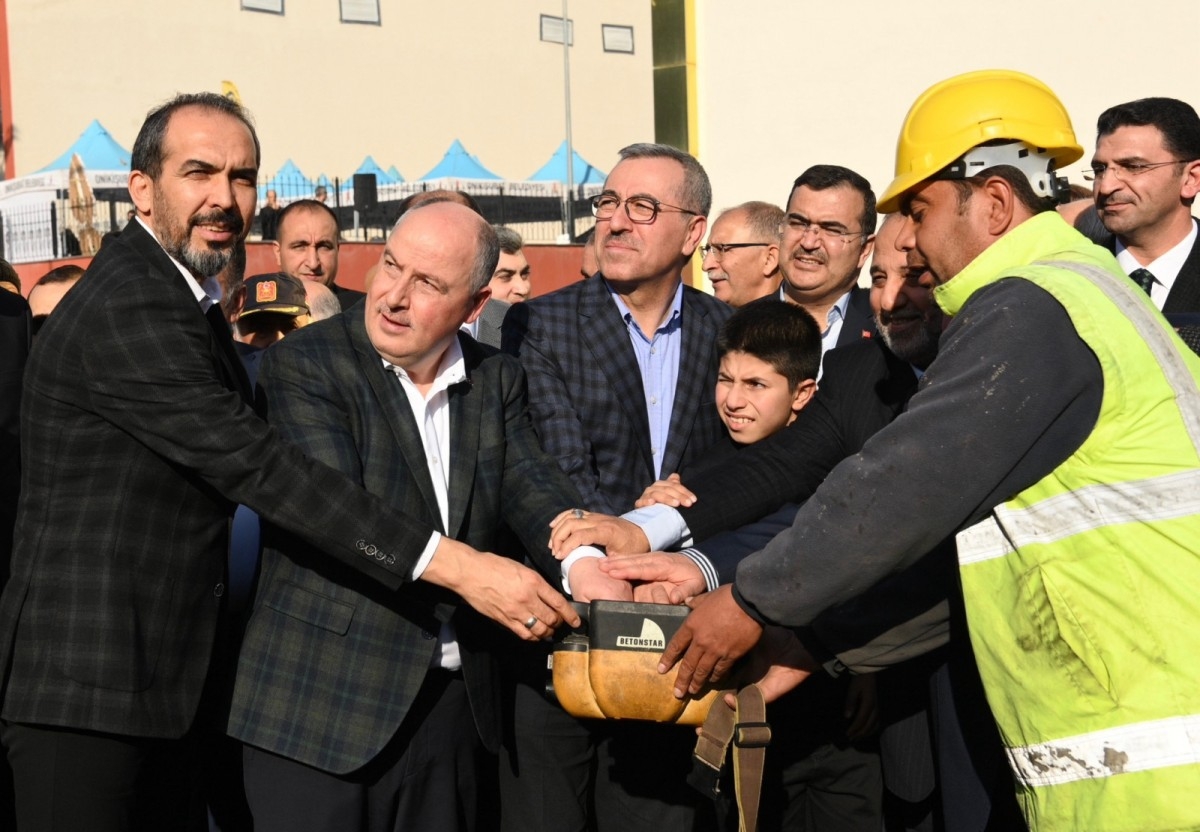 Başkan Güngör, Uygulama Cami ve Kur’an Kursu’nun Temel Atma Törenine Katıldı