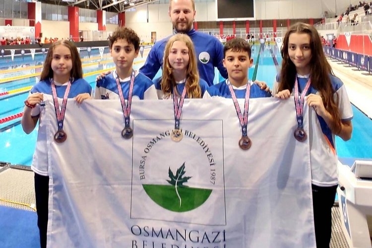 Osmangazi Belediyespor Yüzme Takımı Madalyaya Doymuyor