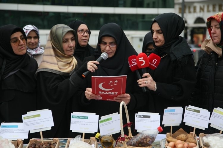 Bursa'da 'Saadet'li kadınlardan 'yerli' açıklaması yaparak stand açtı