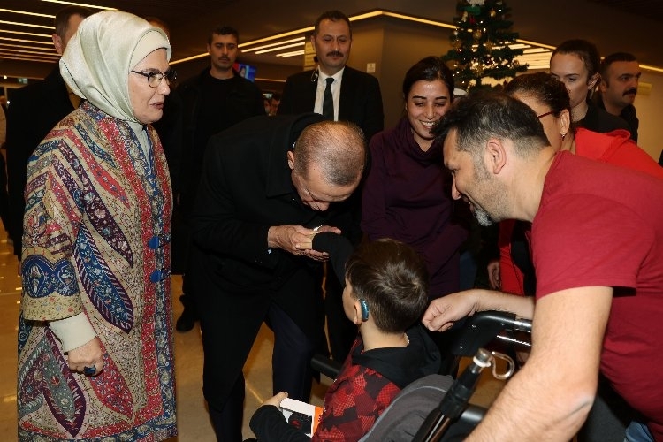 Erdoğan çiftinden özel hastanede hasta ziyareti gerçekleşti