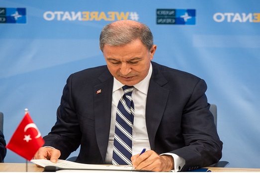 Savunma Bakanı Hulusi Akar’dan Paris’e yönelik açıklama: “Besledikleri yılan, kendilerini sokmaya başladı.”