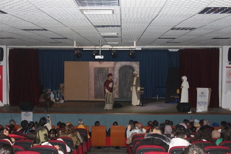 GENÇLİK MEHMET AKİF ERSOY’U TİYATRO VE CANLANDIRMA PROGRAMI İLE  ANDI