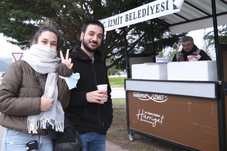 İzmit'te mobil çorba öğrencilerin içini ısıttı