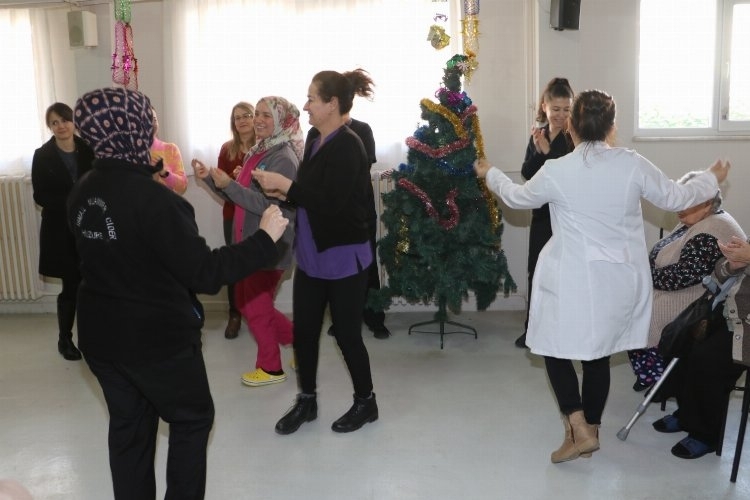 Manisa'da huzurevi sakinlerine yeni yıl eğlencesi yapıldı