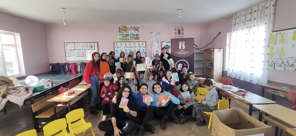 SUBÜ öğrencileri Akyazı’da kitap bağışı yaptı