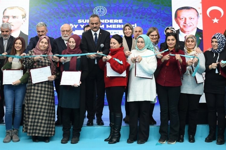 Millî Eğitim Bakanı Mahmut Özer: Hane sayısı 10'un üzerindeki köylerde okulları açacağız