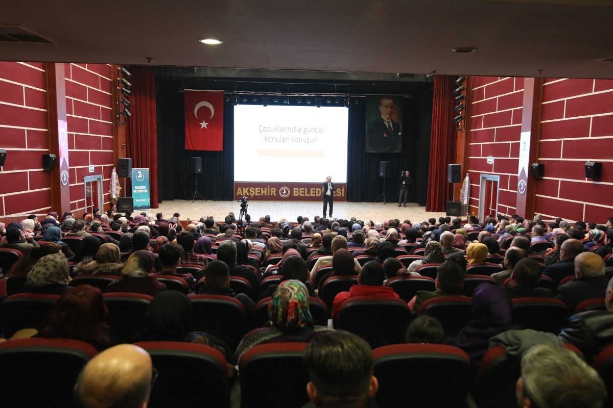 İlçelerdeki Şehir Konferanslarında Sevilen İsimleri Konyalılarla Buluşturuyor