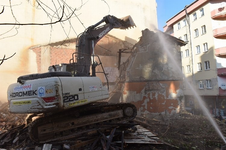  Estetği bozan metruklar yıkılıyor