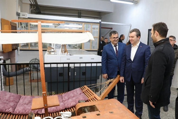 BERGAMA'YA GÜNEŞ ENERJİLİ USB’Lİ AKILLI BANKLAR GELİYOR