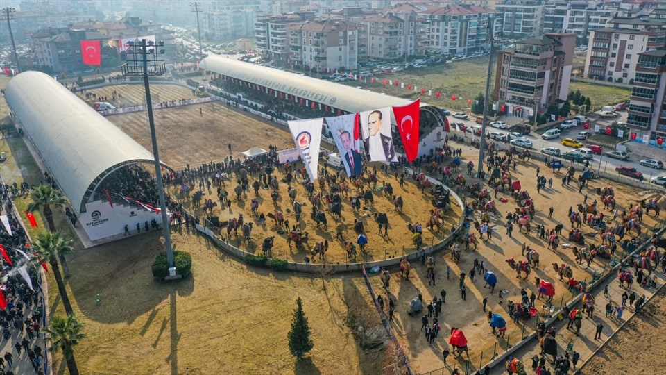 Denizliler deve güreşi heyecanını hep birlikte yaşadı.