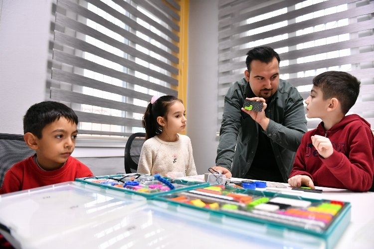 Mersin Büyükşehir'de Geleceğin mesleğini öğreniyorlar