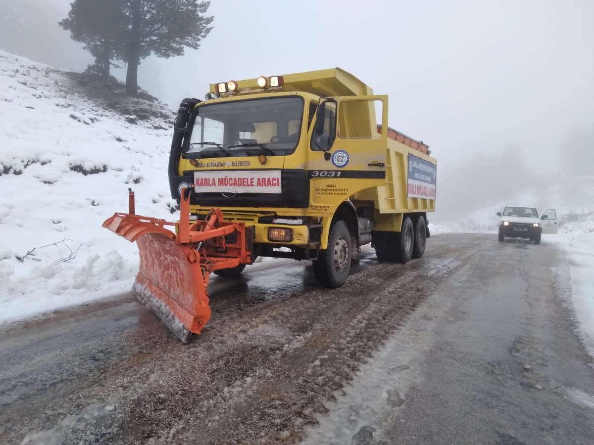 Muğla Seydikemer’de karla kaplanan yollar açıldı
