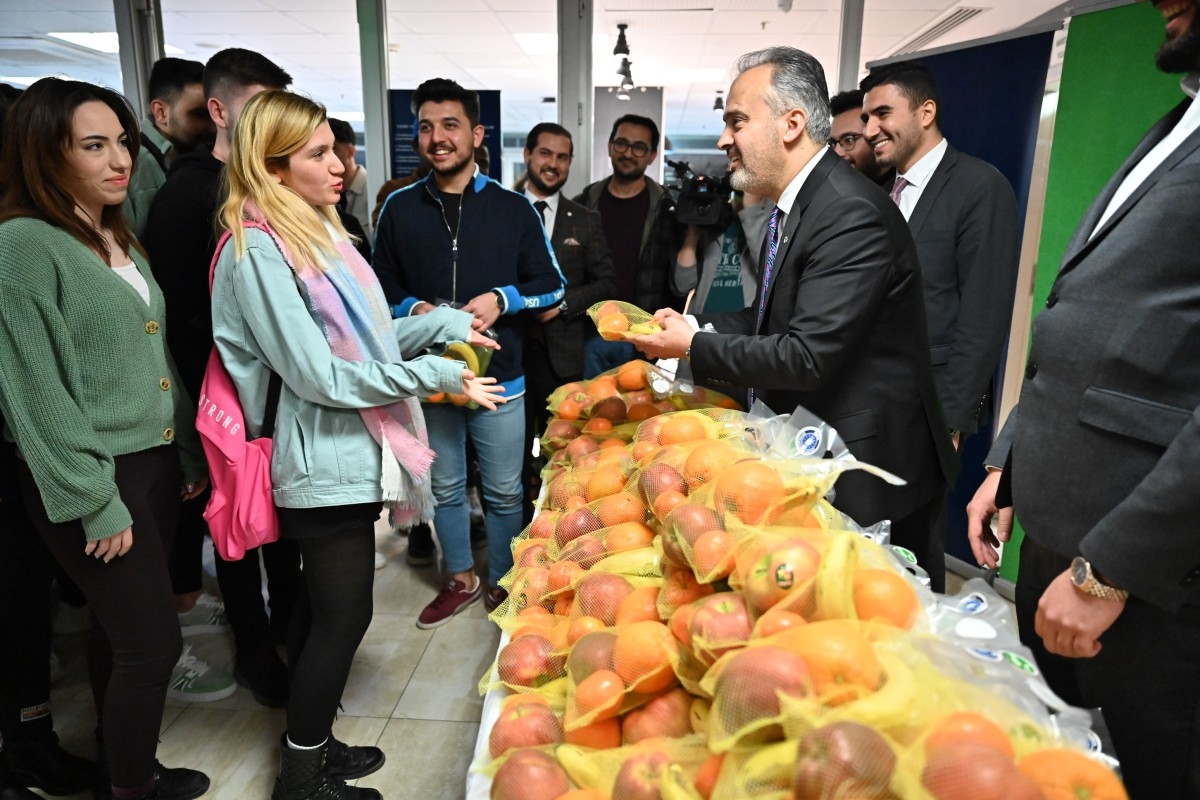 Başkan Alinur Aktaş,Gençlere meyve ikram ederek sınavlarda başarılar diledi.