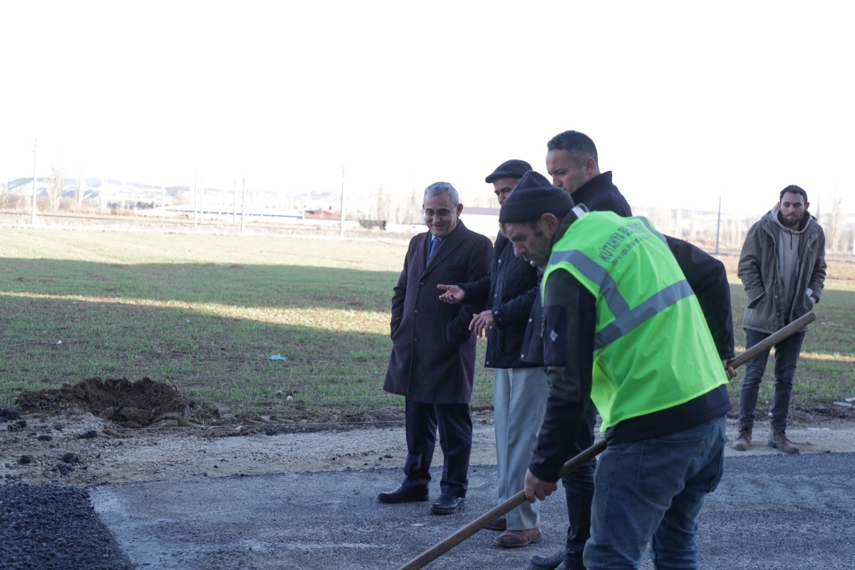 KÜTAHYA'DA  ALTYAPISI TAMAMLANAN BÖLGELERDE ASFALT ÇALIŞMASI DEVAM EDİYOR