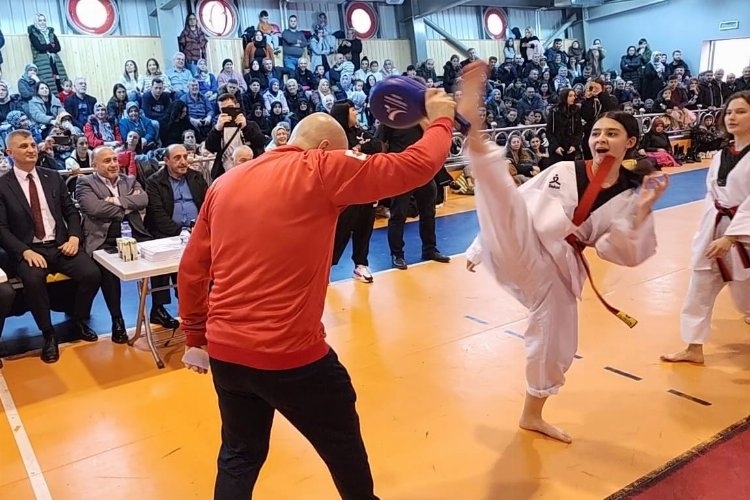 Kocaeli Gölcük'te 410 taekwandocu kuşak atladı
