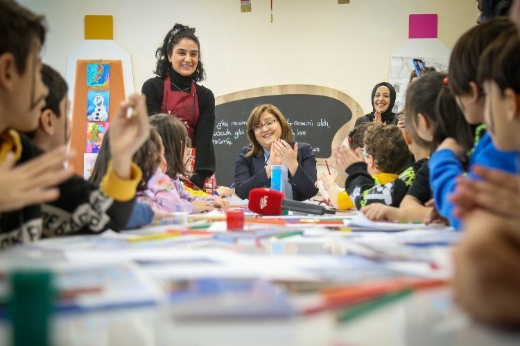 Gaziantep Büyükşehir Belediye Başkanı Şahin, çocuklarla hikaye dinleyip, şarkı söyledi