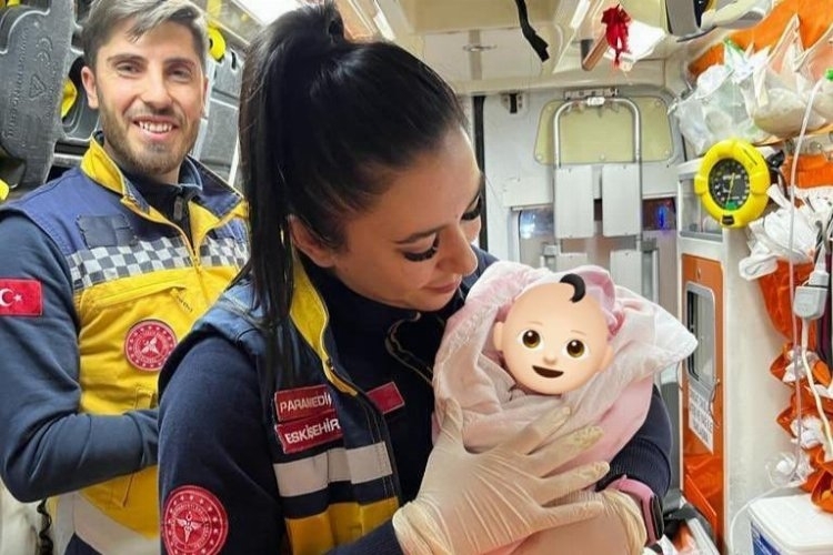 Hastaneyi bekleyemedi, ambulansta doğum yaptı.Kız bebeği doğurdu
