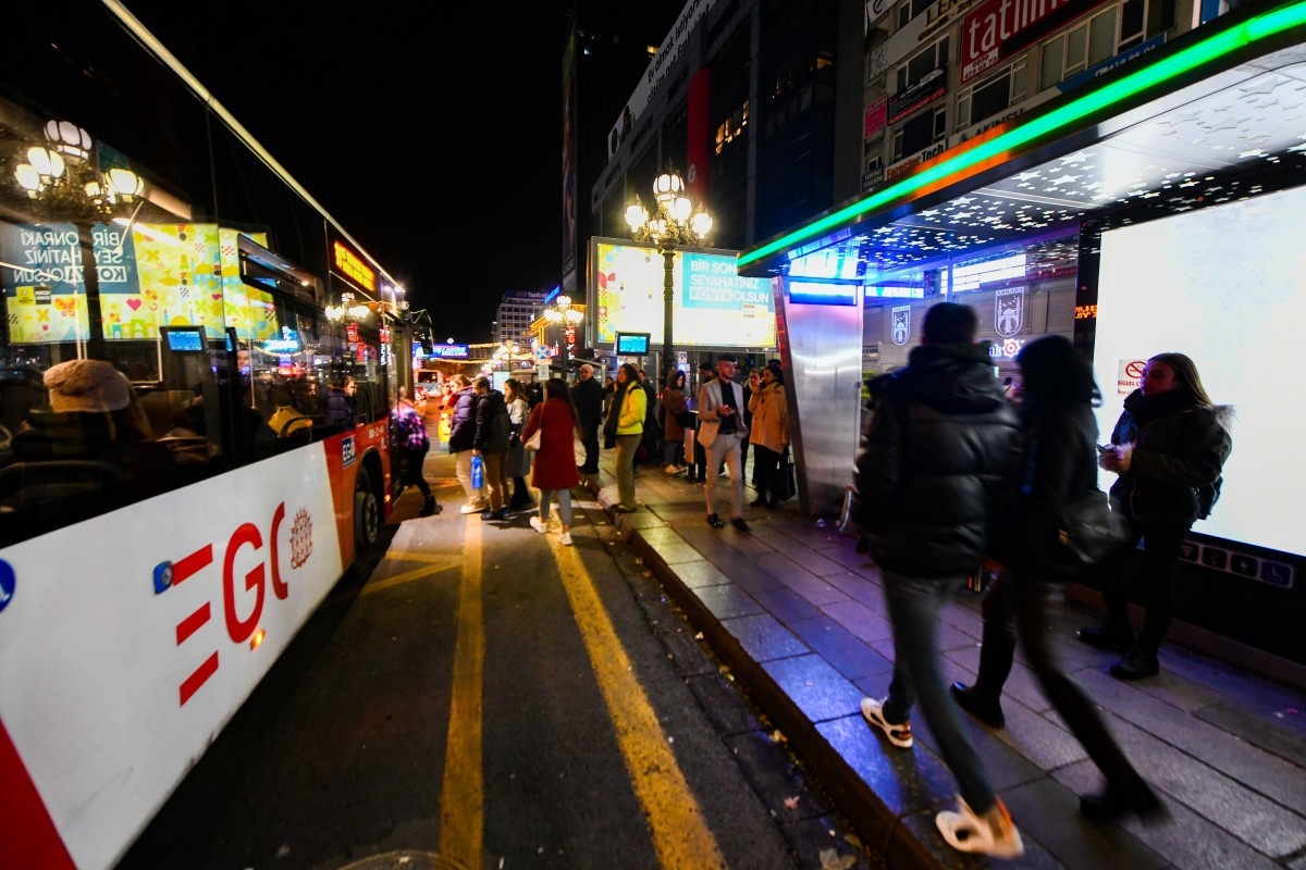ANKARA'DA 5 YENİ KAPALI OTOBÜS DURAĞININ MONTAJINI TAMAMLADI