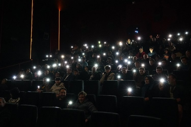 Konya'da gençler aileleriyle sinemada buluştu