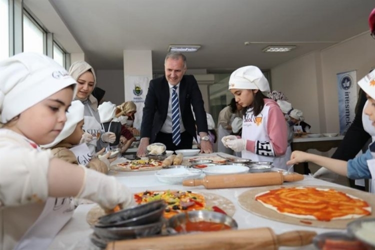 Minik aşçılar 'İnegöl Köfteli Pizza' yaptılar
