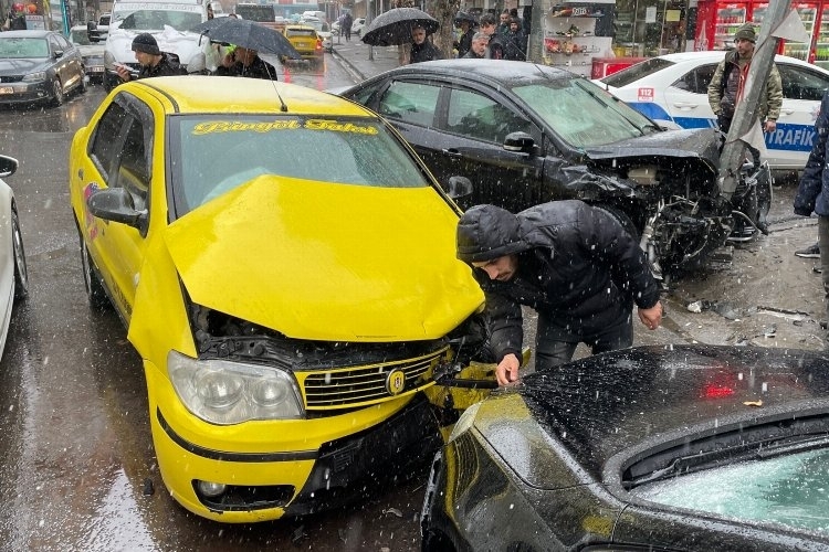  Ticari taksi ile otomobilin çarpışması sonucu 3 kişi yaralandı