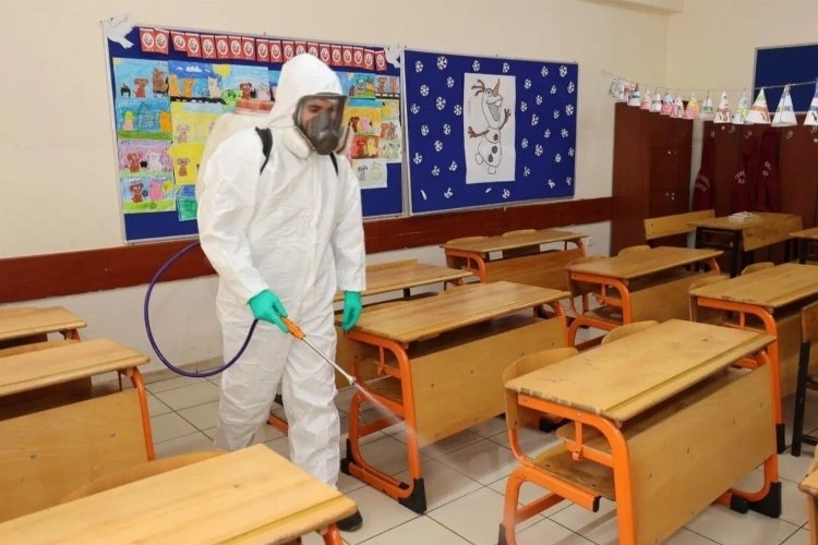Gebze Belediyesi okulları dezenfekte ediyor