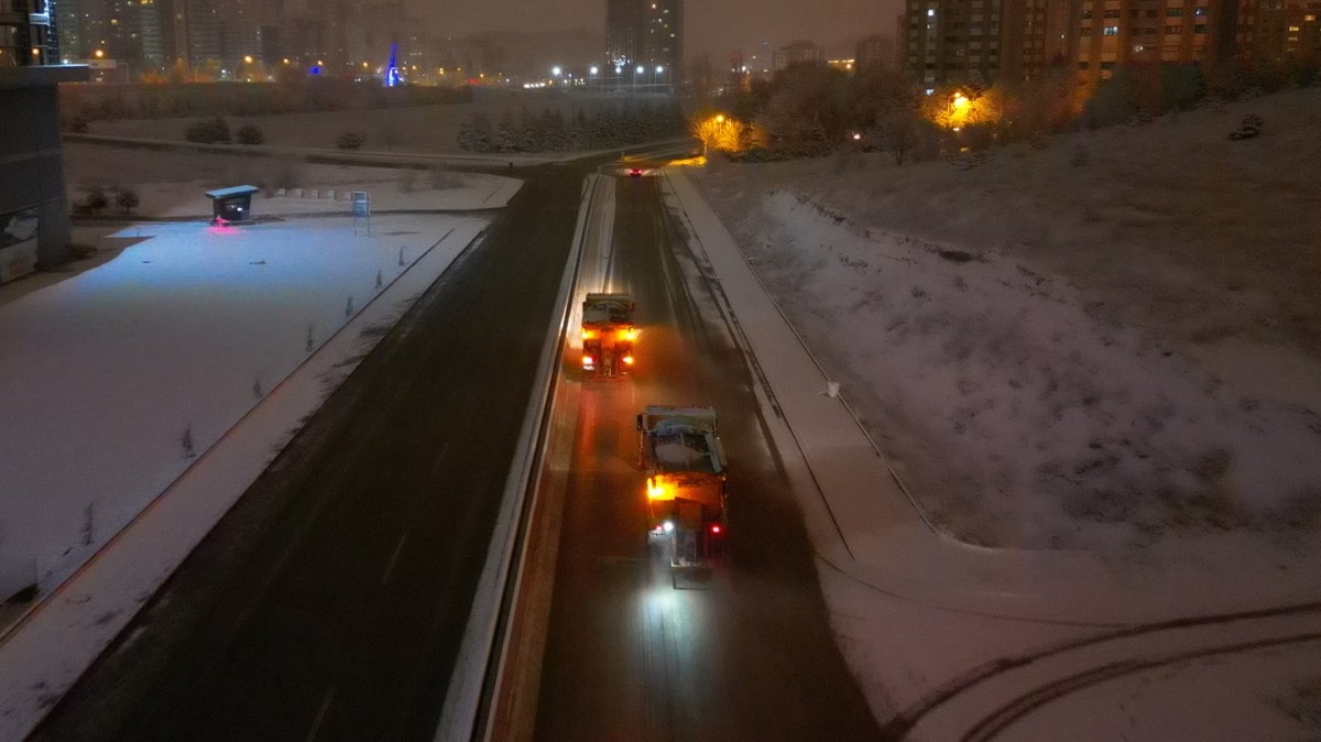 Ankara Büyükşehir Belediyesi, Kar yağışına karşı teyakkuza geçti.