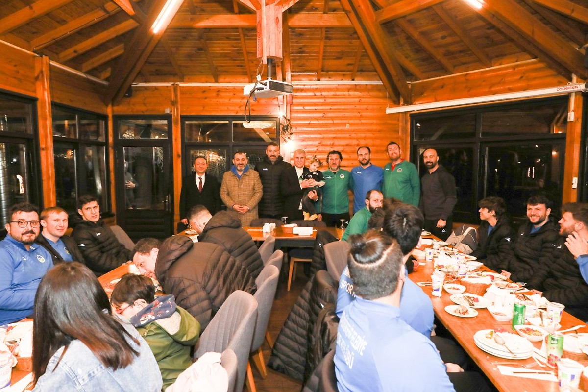 Başkan Ekrem Yüce,Hentbol takımıyla buluştu