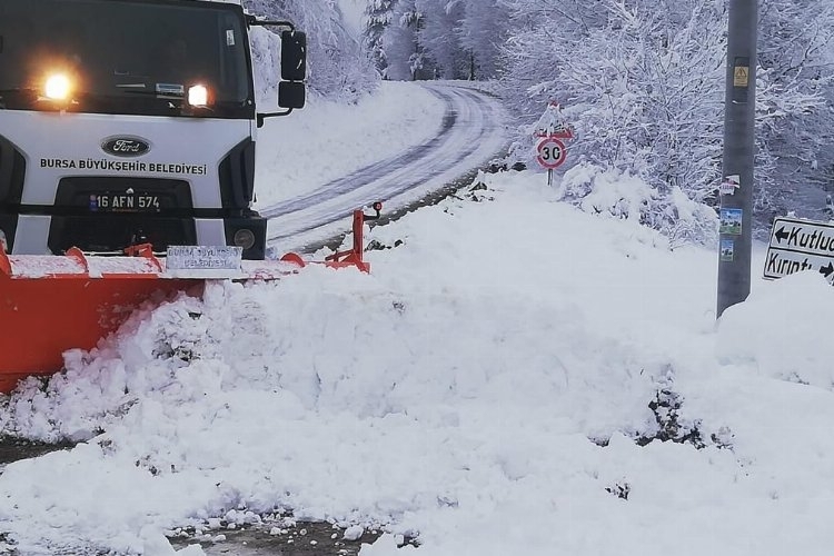 Bursa'da 834 personelle karlı yollarda yoğun çalışma