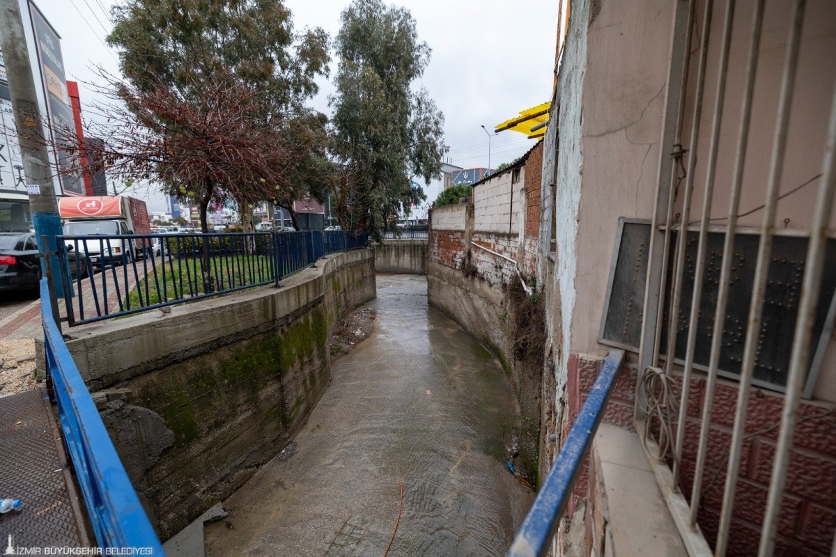 İzmir Karabağlar’da yağmur suyu ayrıştırma hattı çalışmaları devam ediyor.
