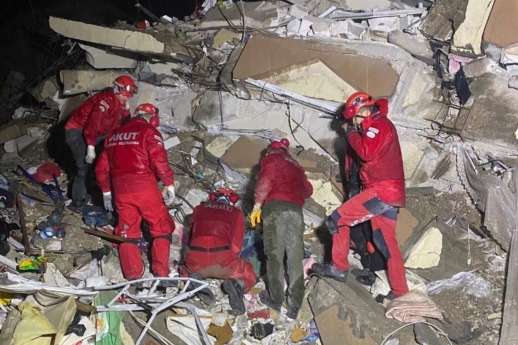 AKUT 64 kişiyi enkazdan çıkardı