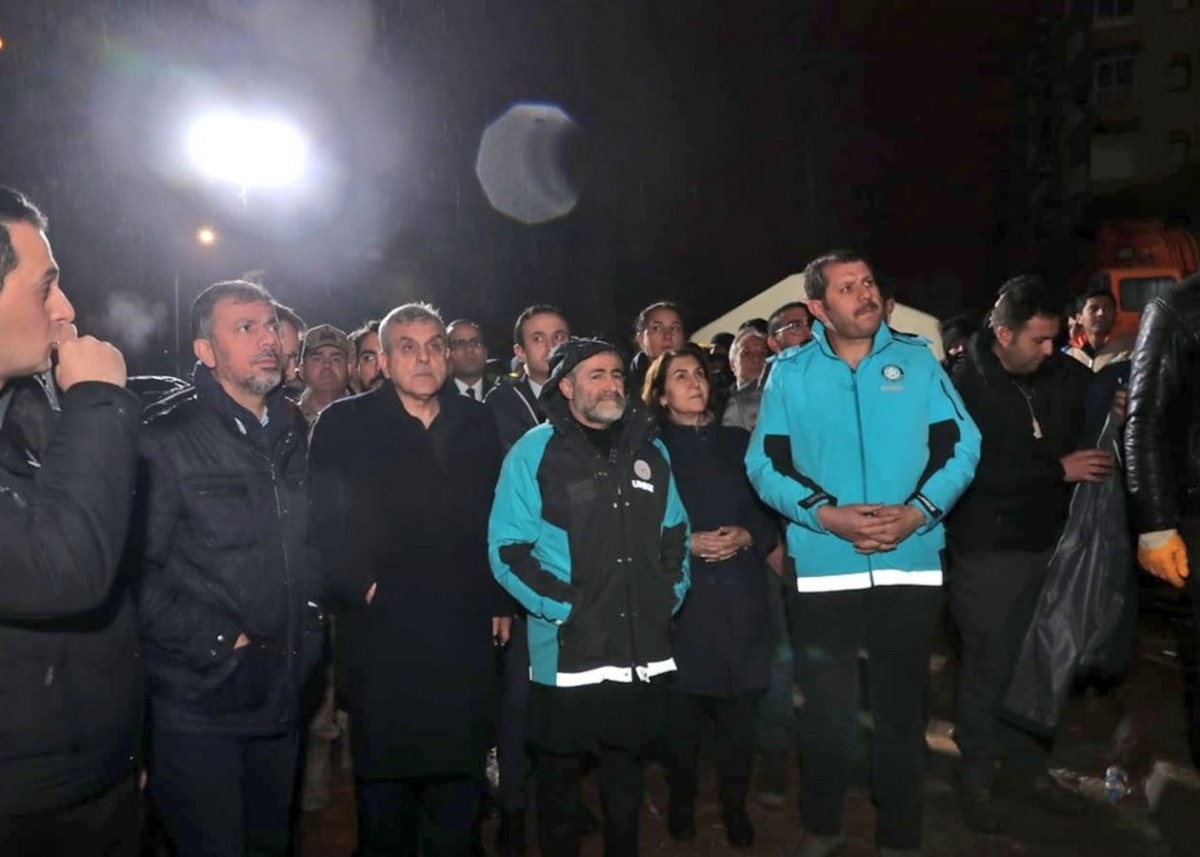 Başkan Beyazgül Enkaz Bölgelerini Bir An Yalnız Bırakmadı