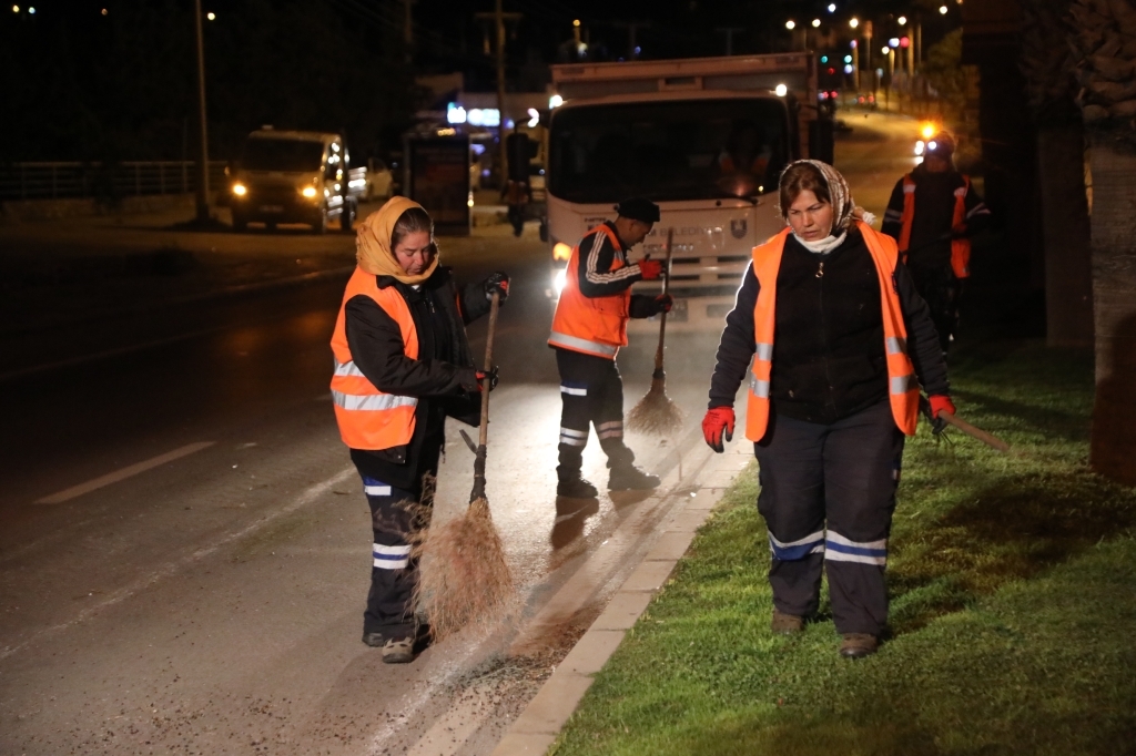 BODRUM BELEDİYE EKİPLERİNDEN GECE MESAİSİ