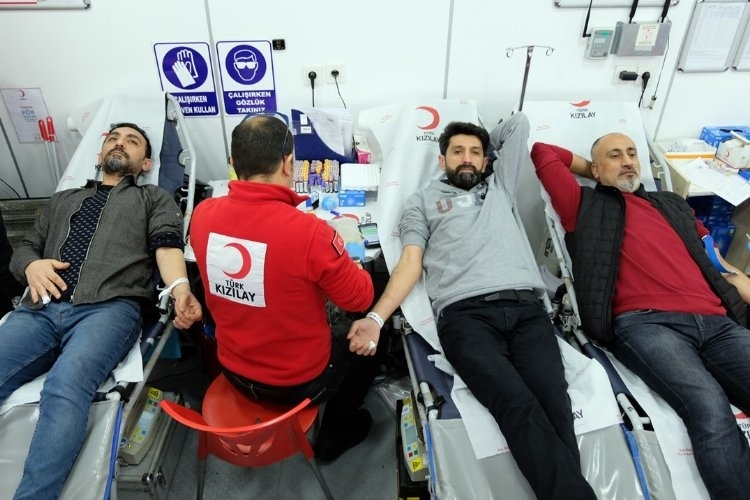 Gazeteciler'den Bingöl'de Kızılay'a kan bağışı