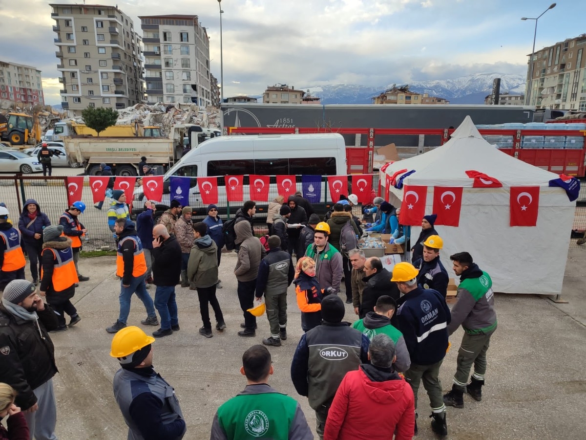 İSTANBUL BÜYÜKŞEHİR BELEDİYESİ SICAK YEMEK DAĞITMAYA BAŞLADI