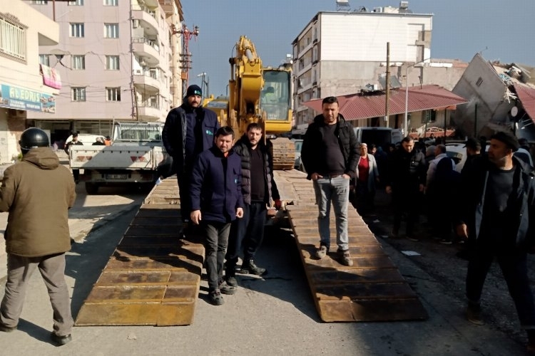 İzmit'ten çıkış yapan iş makineleri Kırıkhan’a ulaştı