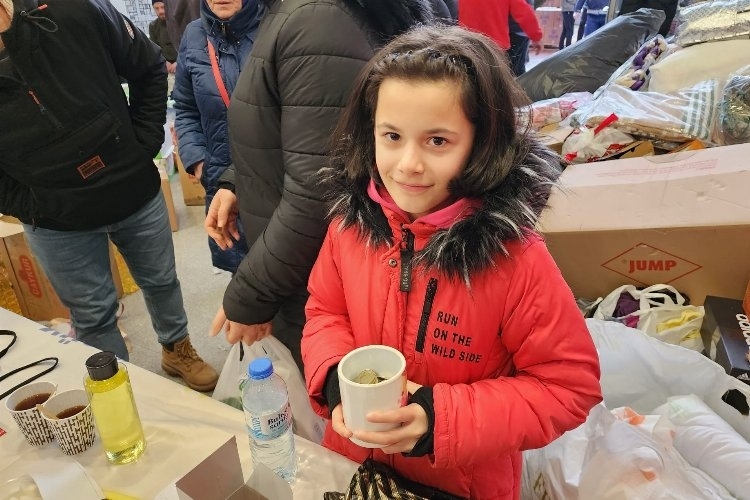 Minik yardımsever kumbarasında biriktirdiği parasını Kızılay'a bağışladı