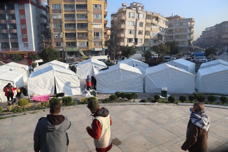 Antalya Büyükşehir'den Hatay'a 400 kişilik çadır kent