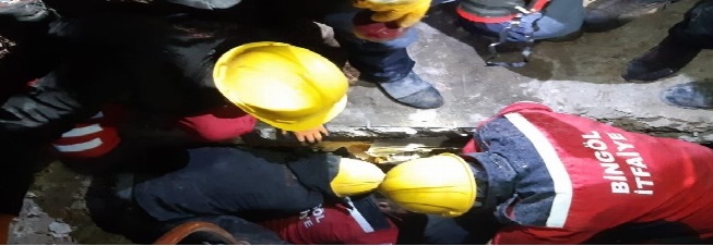 Diyarbakır’da Bingöl ekipleri 8 kişiyi enkaz kurtardı