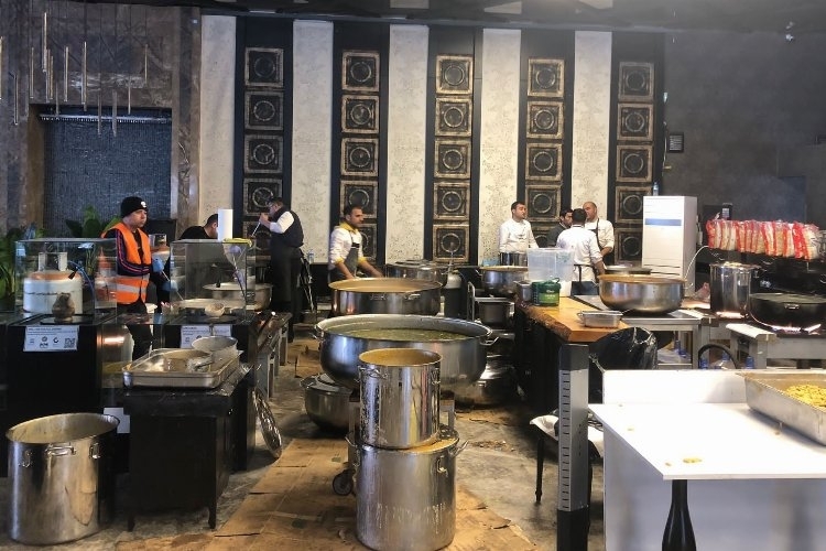 Gaziantep Büyükşehir Belediyesi, sosyal tesislerinde yemek ikramı
